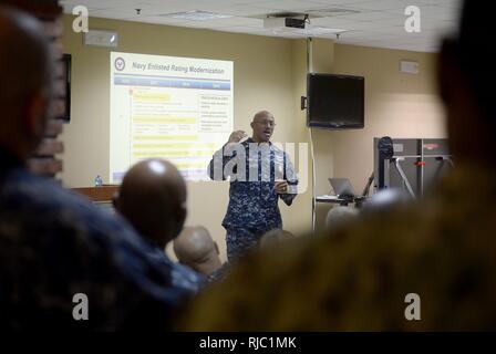 NAS SIGONELLA, Sizilien (Nov. 1, 2016) U.S. Naval Forces Europa-afrika Fleet Master Chief Raymond D. Kemp Sr. Spricht mit dem Leiter, Senior, und Master Chief Petty Officers der Naval Air Station (NAS) Sigonella, Nov. 1. NAS Sigonella enthält Plattformen an Land, die USA zu aktivieren, Verbündete und Partner nation Kräfte zu werden, wo sie benötigt werden und wenn sie sind, um die Sicherheit und Stabilität in Europa, Afrika und Südwestasien. Stockfoto