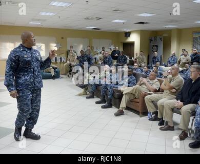 NAS SIGONELLA, Sizilien (Nov. 1, 2016) U.S. Naval Forces Europa-afrika Fleet Master Chief Raymond D. Kemp Sr. Spricht mit dem Leiter, Senior, und Master Chief Petty Officers der Naval Air Station (NAS) Sigonella, Nov. 1. NAS Sigonella enthält Plattformen an Land, die USA zu aktivieren, Verbündete und Partner nation Kräfte zu werden, wo sie benötigt werden und wenn sie sind, um die Sicherheit und Stabilität in Europa, Afrika und Südwestasien. Stockfoto