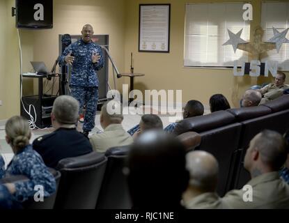 NAS SIGONELLA, Sizilien (Nov. 1, 2016) U.S. Naval Forces Europa-afrika Fleet Master Chief Raymond D. Kemp Sr. Spricht mit dem Leiter, Senior, und Master Chief Petty Officers der Naval Air Station (NAS) Sigonella, Nov. 1. NAS Sigonella enthält Plattformen an Land, die USA zu aktivieren, Verbündete und Partner nation Kräfte zu werden, wo sie benötigt werden und wenn sie sind, um die Sicherheit und Stabilität in Europa, Afrika und Südwestasien. Stockfoto