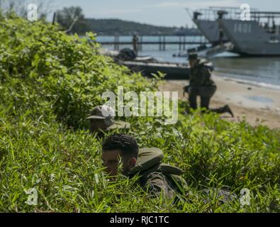 Us Marine Lance Cpl. Clayton Osteen (vorne) bietet Sicherheit für einen Königlichen Kambodschanischen Navy Sailor während einer amphibischen Raid auf Ries Marinestützpunkt, Sihanoukville, Kambodscha, Nov. 2, 2016. Us-Marines beauftragte den kambodschanischen Segler auf Bekämpfung Gummi Aufklärung Handwerk (CRRC) Betrieb und Amphibische Angriffe während der Zusammenarbeit flott Bereitschaft und Weiterbildung (CARAT) 16. CARAT 2016 ist eine 9-Land, bilaterale Übung Serie zwischen den Vereinigten Staaten und Bangladesch, Brunei, Kambodscha, Indonesien, Malaysia, Singapur, den Philippinen, Thailand, Timor-Leste. Diese Phase der CARAT konzentriert sich auf partnershi Stockfoto