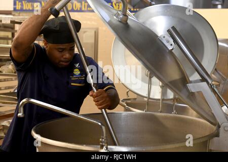 JACKSONVILLE, Fla. (Nov. 2, 2016) Petty Officer 2nd class Jarel Thomas von Naval Station Mayport's Oasis Kombüse bereitet Schweinefleisch gebratener Reis vor dem Mittagessen. Stockfoto