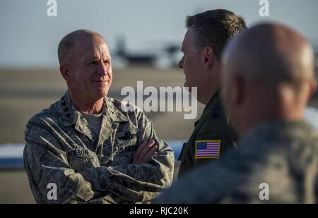 Der stellvertretende Generalstabschef der Luftwaffe General Stephen W. Wilson spricht mit Generalleutnant Brad Webb, Kommandeur der Air Force Special Operations Command, Hurlburt Field, Fla., Nov. 1, 2016. Wilson besucht Hurlburt als Teil der Luftwaffe Stabschef Civic Leader-Programm. Bürgerliche Führer geben Feedback an den Sekretär der Air Force, Csaf und Air Force Senior Leaders, wie Missionen am besten in ihrer jeweiligen Karriere Kompetenz erreicht werden kann. Stockfoto