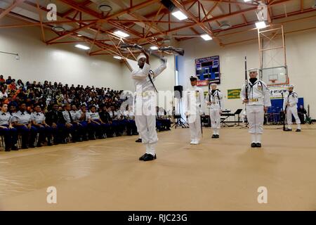 BATON ROUGE, La (Nov. 2, 2016) Die US-Marine zeremoniellen Color Guard führt bei Belair High School während Baton Rouge Marine Woche. Baton Rouge ist eine der wählen Sie Städte, die 2016 Marine Woche, eine Woche für die U.S. Navy Bewusstsein durch lokale Öffentlichkeitsarbeit gewidmet, Dienst an der Gemeinschaft und Ausstellungen zu veranstalten. Stockfoto