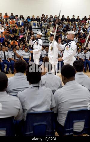BATON ROUGE, La (Nov. 2, 2016) Die US-Marine zeremoniellen Color Guard führt bei Belair High School während Baton Rouge Marine Woche. Baton Rouge ist eine der wählen Sie Städte, die 2016 Marine Woche, eine Woche für die U.S. Navy Bewusstsein durch lokale Öffentlichkeitsarbeit gewidmet, Dienst an der Gemeinschaft und Ausstellungen zu veranstalten. Stockfoto