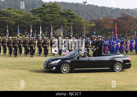 GYERYONGDAE, Republik Korea (Nov. 3, 2016) der hinteren Adm. Brad Cooper, Commander, U.S. Naval Forces Korea (CNFK) Republik Korea (ROK) Leiter der Marineoperationen Adm. Ähm, Hyun gesungen, für einen Pass und Überprüfung der ROK-Segler und Ehre Parade während Cooper's besuchen. CNFK ist Vertreter der U.S. Navy in der ROK, der Leitung und der Kompetenz in der Marine Fragen der institutionellen und operativen Wirksamkeit zwischen den beiden Marinen zu verbessern und der kollektiven Sicherheit Bemühungen in Korea und der Region zu stärken. Stockfoto