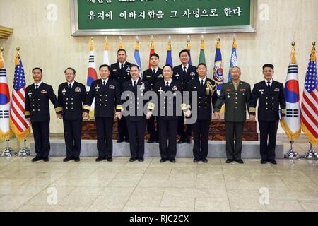 GYERYONGDAE, Republik Korea (Nov. 3, 2016) (vom Zentrum) hinten Adm. Brad Cooper, Commander, U.S. Naval Forces Korea (CNFK) und der Republik Korea (ROK) Leiter der Marineoperationen Adm. Ähm, Hyun gesungen, für ein Gruppenfoto posieren. CNFK ist Vertreter der U.S. Navy in der ROK, der Leitung und der Kompetenz in der Marine Fragen der institutionellen und operativen Wirksamkeit zwischen den beiden Marinen zu verbessern und der kollektiven Sicherheit Bemühungen in Korea und der Region zu stärken. Stockfoto