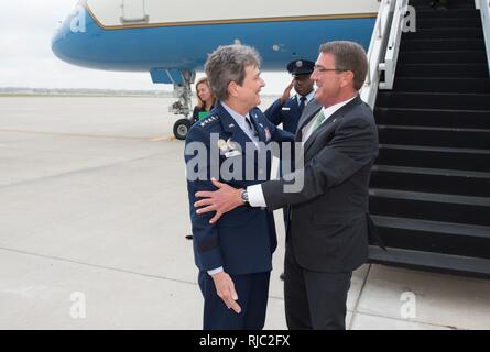 Verteidigungsminister Asche Carter grüßt Air Force General Ellen M. Pawlikowski bei der Ankunft in Wright-Patterson Air Force Base, Oh., Nov. 3, 2016. Stockfoto