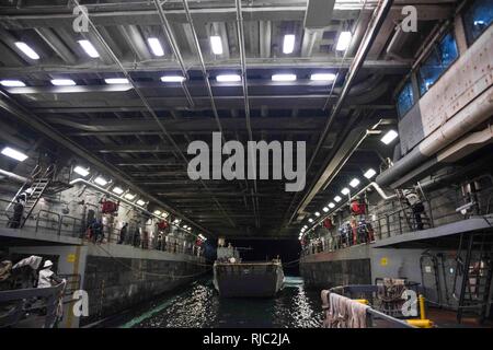 Gewässer in der Nähe von Okinawa, Japan (Nov. 1, 2016) Landing Craft Utility (LCU) 1634, während der Blaue Chromit 2017 zugewiesen Naval Beach (NBU) 7, begibt sich das Deck des amphibious Transport dock Schiff USS Green Bay LPD (20). Blau Chromit ist eine in den USA - nur Übung, die die Navy-Marine Corps expeditionary, Amphibischen schnelle Reaktionsfähigkeit in Okinawa, Japan und der größeren Indo-Asia-Pazifik-Region stärkt. Stockfoto