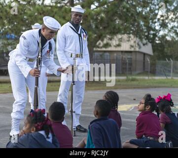 BATON ROUGE, La (Nov. 1, 2016) - Segler, der U.S. Navy zeremoniellen Guard Drill Team mit Kindern in den Wald Höhen Akademie Jungen und Mädchen Club als Teil von Baton Rouge Marine Woche 2016. Baton Rouge ist eine der wählen Sie Städte, die 2016 Marine Woche, eine Woche für die U.S. Navy Bewusstsein durch lokale Öffentlichkeitsarbeit gewidmet, Dienst an der Gemeinschaft und Ausstellungen zu veranstalten. Stockfoto