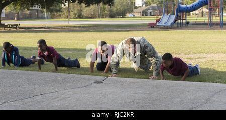 BATON ROUGE, La (Nov. 1, 2016) - Senior Chief Petty Officer Steve Carlson, auf Explosive Ordnance Disposal Group (EODGRU) 2, Push-ups mit Kindern im Wald Höhen Akademie Jungen und Mädchen Club als Teil von Baton Rouge Marine Woche 2016 zugeordnet. Baton Rouge ist eine der wählen Sie Städte, die 2016 Marine Woche, eine Woche für die U.S. Navy Bewusstsein durch lokale Öffentlichkeitsarbeit gewidmet, Dienst an der Gemeinschaft und Ausstellungen zu veranstalten. Stockfoto