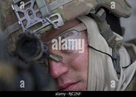 Us-Armee SPC. Jeffery Hooper, Fallschirmjäger des 3.platoon, Schlacht Unternehmen, 2.BATAILLON, 503Rd Infanterie Regiment (Airborne), 173Rd Airborne Brigade zugeordnet ist, unterstützt seine estnische Verbündeten durch Ziehen der Sicherheit während des Gemeinsamen urban Operations Training Nov. 3, 2016 in Hellenurme, Estland. Die 173Rd Airborne Brigade, in Vicenza, Italien, ist die Armee Contingency Response Force in Europa, und ist in der Lage, Kräfte projiziert eine vollständige Palette von militärischen Operationen in den Vereinigten Staaten der Europäischen, Zentralen und Afrika Befehl Verantwortungsbereiche innerhalb von 18 Stunden durchzuführen. Betrieb Atlantic lösen Stockfoto