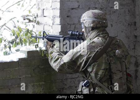 Die US-Armee Fallschirmjäger des 3.platoon, Schlacht Unternehmen, 2.BATAILLON, 503Rd Infanterie Regiment (Airborne), 173Rd Airborne Brigade zugeordnet ist, unterstützt seine estnische Verbündeten durch Ziehen der Sicherheit während des Gemeinsamen urban Operations Training Nov. 3, 2016 in Hellenurme, Estland. Die 173Rd Airborne Brigade, in Vicenza, Italien, ist die Armee Contingency Response Force in Europa, und ist in der Lage, Kräfte projiziert eine vollständige Palette von militärischen Operationen in den Vereinigten Staaten der Europäischen, Zentralen und Afrika Befehl Verantwortungsbereiche innerhalb von 18 Stunden durchzuführen. Betrieb Atlantik zu lösen ist in den USA eine Led effor Stockfoto