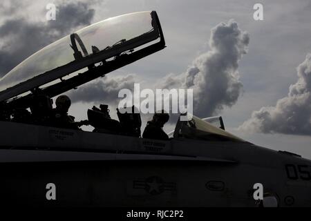 Us Marine Corps Piloten mit Marine All-Weather Fighter Attack Squadron (Vmfa (AW)) 225 zu beenden Ihre F/A-18D Hornet bei Sam Ratulangi International Airport, Indonesien, Nov. 3, 2016 vorbereiten. Die kombinierte Ausbildung durch diese Übung angeboten hilft bereiten die US Marine Corps und Indonesien Air Force zusammen in die Förderung einer friedlichen Indo-Asia-Pazifik-Region beim Üben Close Air Support und Luft-zu-Luft-Training, verbessern ihre erfolgsunsicherheiten in der gesamten Region zu reagieren. Sowohl in den USA als F/A-18D Hornissen und indonesischen F-16 Fighting Falcons einzigartige Fähigkeiten bringen die Stockfoto