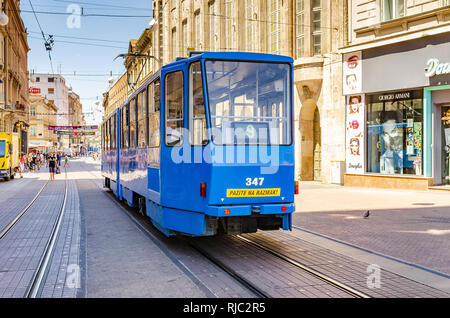 Platz Ban Josip Jelacic mit Touristen und Straßenbahnen an einem Sommertag in Zagreb. Stockfoto