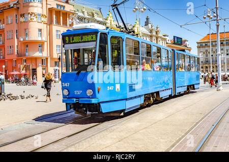 Platz Ban Josip Jelacic mit Touristen und Straßenbahnen an einem Sommertag in Zagreb. Stockfoto