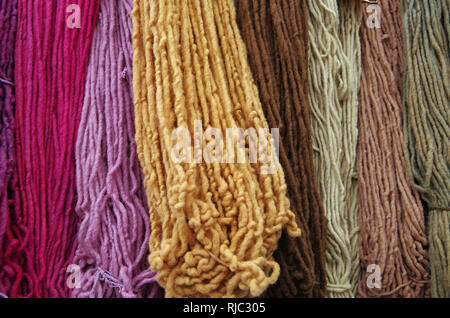 Merinowolle bunt gefärbten Textil- lange hängende Litzen Stockfoto
