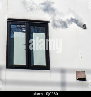 Inländische Haus Dampf aus einem Brennwertkessel Stockfoto