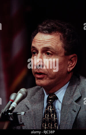 Us-Senator Arlen Specter aus Pennsylvania, Vorsitzender des Justizausschusses des Senats, im Senat Anhörungen auf dem Capitol Hill September 6, 1995. Der Ausschuss untersucht die Ereignisse im Zusammenhang mit der Konfrontation zwischen Bundesmittel und weißen separatistischen Randy Weaver an seinem Ruby Ridge, Idaho, Kabine. Stockfoto