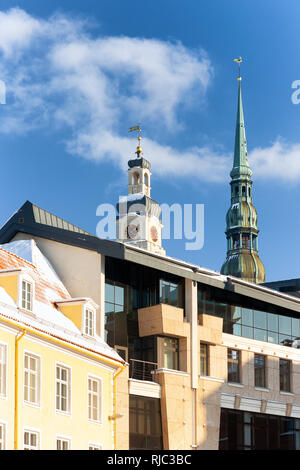 Die Türme des Rathauses mit einer Wetterfahne und Peter s Kathedrale mit einem Hahn in Riga an einem Wintertag Stockfoto