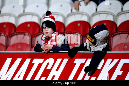 Junge Brentford Fans auf den Tribünen während der FA Cup in die vierte Runde replay Match bei Griffin Park, London. Stockfoto