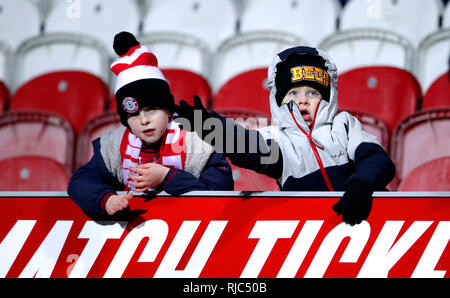 Junge Brentford Fans auf den Tribünen während der FA Cup in die vierte Runde replay Match bei Griffin Park, London. Stockfoto