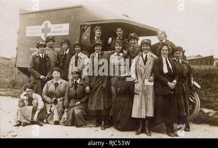 WW1 - eine Gruppe von VAD (Die Freiwilligen Ablösung) Krankenwagen Fahrer und Mechaniker mit einem Britischen Roten Kreuz St. John's Ambulance an der Dame Murray Krankenhaus, Le Treport an der Kanalküste in Frankreich. Stockfoto