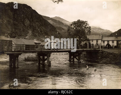 Holzbrücke, Beddgelert, Snowdonia, Gwynedd, Wales Stockfoto