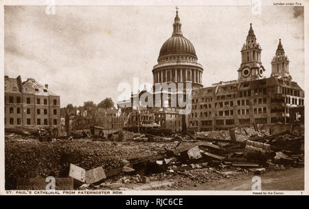 WW2 - Bombenschäden in London - St. Paul's Cathedral von Paternoster Row. Stockfoto