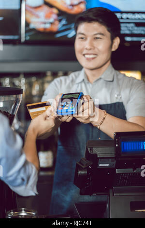 Kunden Wireless Payment mit Kreditkarte Stockfoto