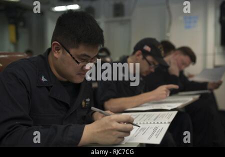 Pazifik (Jan. 8, 2018) Elektroniker 3. Klasse Justin Mak nimmt Test eines japanischen Fahrer an Bord der Amphibisches Schiff USS Wasp (LHD1). Wasp ist im Transit zu Sasebo, Japan zu einem Umsatz mit der USS BONHOMME RICHARD (LHD6) als die vorwärts Durchführung bereitgestellten Flaggschiff der amphibischen Kräfte in den USA 7 Flotte Bereich der Operationen. Stockfoto