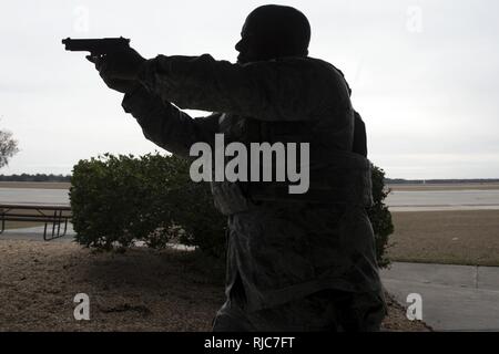 Tech. Sgt. Eddie Ingram III, 23d Security Forces Squadron (SFS) Flight Sergeant, Ziele, die die Sehenswürdigkeiten von seinem 9-mm-Pistole, Jan. 8, 2018, bei Moody Air Force Base, Ga. Die 23D SFS eine "Schießen, nicht schießen, "Ausbildung Szenario zu helfen, ihre Flieger zum Umgang mit Situationen, in denen Sie ihre Waffe zu Feuer oder einfach mit jemandem sprechen zu können. Stockfoto