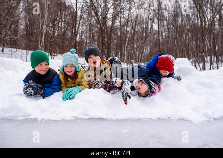 Fünf Kinder im Schnee, Wisconsin, United States Stockfoto