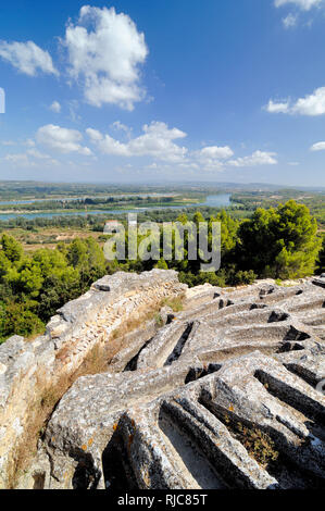 Die frühen Christlichen Rock-Cut Gräber oder Friedhof an theTroglodite Kloster des Heiligen Römischen oder Abtei von Saint-Roman, mit Blick auf die Rhône-Tal Beaucaire Stockfoto