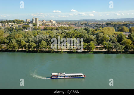 Panoramablick über Avignon und eine touristische Cruiser oder Bootsfahrt auf dem Fluss Rhône Provence Frankreich Stockfoto
