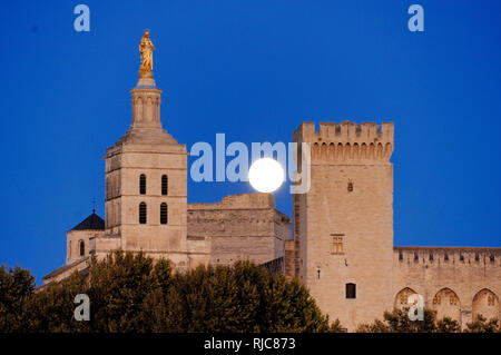 Mond, Sonnen- oder Vollmond über dem Papstpalast, dem Päpstlichen Palast oder Palast der Päpste Avignon Vaucluse Provence Frankreich Stockfoto