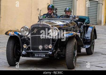 Oldtimer, die Mitgliedschaft bei der Rallye Mille Miglia, durch die kleinen Gassen der mittelalterlichen Stadt fahren Stockfoto