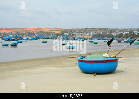 Ein traditionelles Fischerboot in Mui Ne Fischerdorf, Binh Thuan Provinz, Vietnam Stockfoto