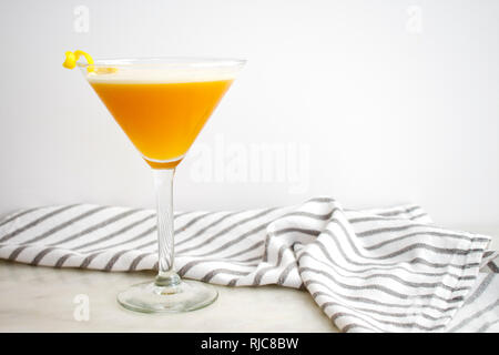 Französische Martini, garniert mit einem Lemon Twist Stockfoto