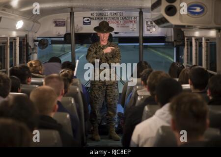 Us Marine Corps Staff Sgt. Michael bedeutet Jr. gibt Hinweise auf neue Rekruten von Echo Company, 2. rekrutieren Ausbildung Bataillon, Jan. 8, 2018, auf Parris Island, S.C. Das beginnt Ihre 13-wöchige Herausforderung eine Marine zu werden. Echo ist zu graduieren, 6. April 2018 geplant. Parris Island ist der Aufstellungsort des Marine Corps, Ausbildung rekrutieren seit Nov. 1, 1915. Heute, rund 19.000 Rekruten kommen auf Parris Island jährlich für die Chance, United States Marines werden durch dauerhafte 12 Wochen der Strenge, transformative Training. Parris Island ist die Heimat von Entry-level-Soldaten Training für angemessen Stockfoto