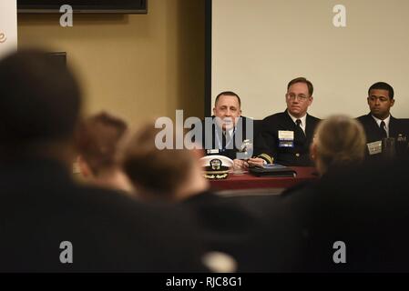 CRYSTAL CITY, Virginia (Jan. 09, 2018) die Diskussionsteilnehmer sprechen während einer Roundtable Diskussion und Mittagessen am 30. Nationalen die Oberfläche der Marine Association Symposium seekadett. Das diesjährige Symposium konzentriert sich auf die "Kräfte und die Integration", die Hervorhebung gemeinsamer Verfahren und kombinierte Übungen über Luft-, Land-, See-, Raum- und Cyberspace Domains in der Vorbereitung für eine leistungsfähigere und integrierten Naval Surface Force. Stockfoto