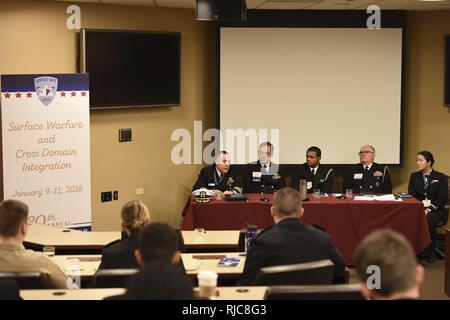 CRYSTAL CITY, Virginia (Jan. 09, 2018) die Diskussionsteilnehmer sprechen während einer Roundtable Diskussion und Mittagessen am 30. Nationalen die Oberfläche der Marine Association Symposium seekadett. Das diesjährige Symposium konzentriert sich auf die "Kräfte und die Integration", die Hervorhebung gemeinsamer Verfahren und kombinierte Übungen über Luft-, Land-, See-, Raum- und Cyberspace Domains in der Vorbereitung für eine leistungsfähigere und integrierten Naval Surface Force. Stockfoto