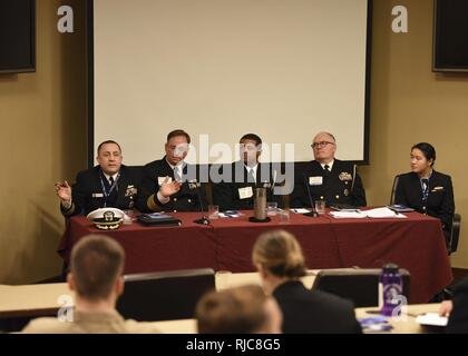 CRYSTAL CITY, Virginia (Jan. 09, 2018) die Diskussionsteilnehmer sprechen während einer Roundtable Diskussion und Mittagessen am 30. Nationalen die Oberfläche der Marine Association Symposium seekadett. Das diesjährige Symposium konzentriert sich auf die "Kräfte und die Integration", die Hervorhebung gemeinsamer Verfahren und kombinierte Übungen über Luft-, Land-, See-, Raum- und Cyberspace Domains in der Vorbereitung für eine leistungsfähigere und integrierten Naval Surface Force. Stockfoto