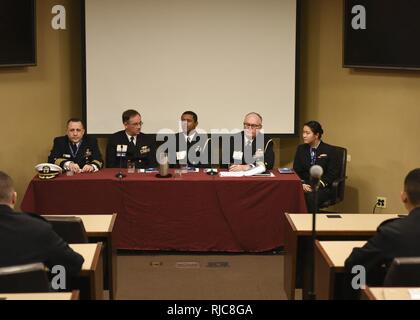 CRYSTAL CITY, Virginia (Jan. 09, 2018) die Diskussionsteilnehmer sprechen während einer Roundtable Diskussion und Mittagessen am 30. Nationalen die Oberfläche der Marine Association Symposium seekadett. Das diesjährige Symposium konzentriert sich auf die "Kräfte und die Integration", die Hervorhebung gemeinsamer Verfahren und kombinierte Übungen über Luft-, Land-, See-, Raum- und Cyberspace Domains in der Vorbereitung für eine leistungsfähigere und integrierten Naval Surface Force. Stockfoto