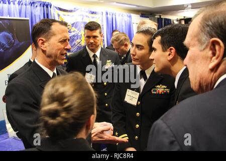 CRYSTAL CITY, Virginia (Jan. 9, 2018) Chef der Naval Operations (CNO) Adm. John Richardson, Links, spricht mit Kriegsführung Taktiken Ausbilder (WTI) von der Naval Oberfläche und Mine Warfighting Development Center (SMWDC) auf der 30. jährlichen Oberfläche Marine verband nationales Symposium. SMWDC ist einer von fünf der Marine Warfighting Entwicklungszentren und seine Mission ist die Letalität und taktischen Kenntnisse der Oberfläche tritt in allen Bereichen zu erhöhen. Stockfoto