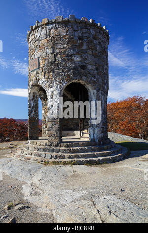 Mt. Battie Turm auf dem Gipfel des Mt. Battie im Camden Hills State Park in Camden, Maine USA während der Herbstmonate. Stockfoto