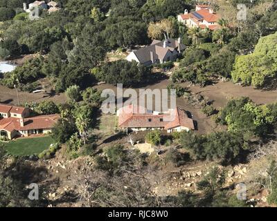 Ein California Air National Guard HH-60G Pave Hawk Rettungshubschrauber mit Flugpersonal und zwei Elite Schutzengel aus Die 129 Rettung Flügel Moffett Air National Guard Base, Calif pararescuemen, Such- und Rettungsmaßnahmen in Südkalifornien, durch Schlammlawinen betroffen, Jan. 10, 2018. Stockfoto