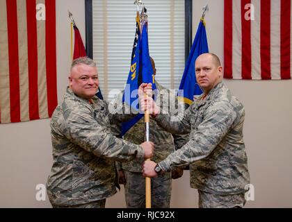 Colonel Bill Boothman, rechts, übernahm das Kommando über die Uad-2 Mission Support Group von Oberst Ken Eaves, UAD-2 Bomb Wing Commander, während eine Annahme des Befehls Zeremonie im Januar Bohrer an Jefferson Kasernen Air National Guard Base, Missouri, Jan. 7. Die einzigen Zeremonie auch sah sah auch Oberst Clarence "Chip" Atterbury übernehmen Sie das Kommando über die 157. Air Operations Group. Stockfoto