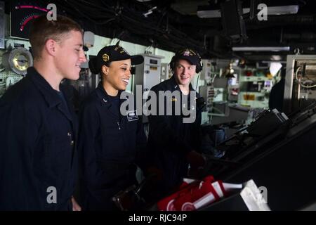 NAVAL BASE GUAM (Jan. 9, 2017) Segler stehen Sie an der Spitze an Bord des amphibious Transport dock Schiff USS San Diego LPD (22) als das Schiff in Guam für einen geplanten Hafen besuchen kommt. San Diego, Teil der Amerika amphibischen bereit, Gruppe, mit Eingeschifft 15 Marine Expeditonary Einheit (MEU), ist die in der Indo-Asia-pazifischen Region Partnerschaften zu stärken und dienen als ready-Response Force für jede Art von Kontingenz. Stockfoto