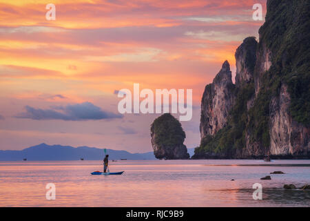 Asiatische tropischen Strand Sonnenuntergang in Thailand Stockfoto