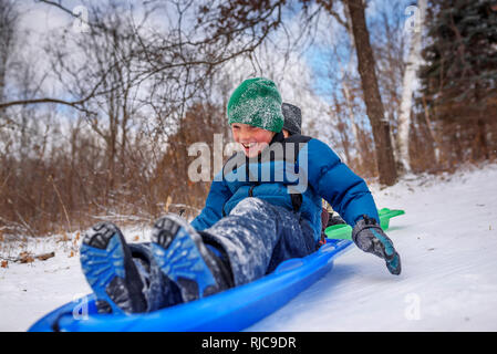 Zwei Jungen auf einem Schlitten lachen, Wisconsin, United States Stockfoto